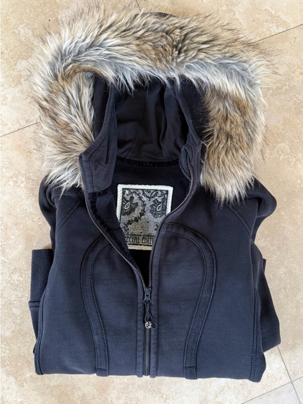 Lululemon limited edition Scuba hoodie with removable fur hood size small